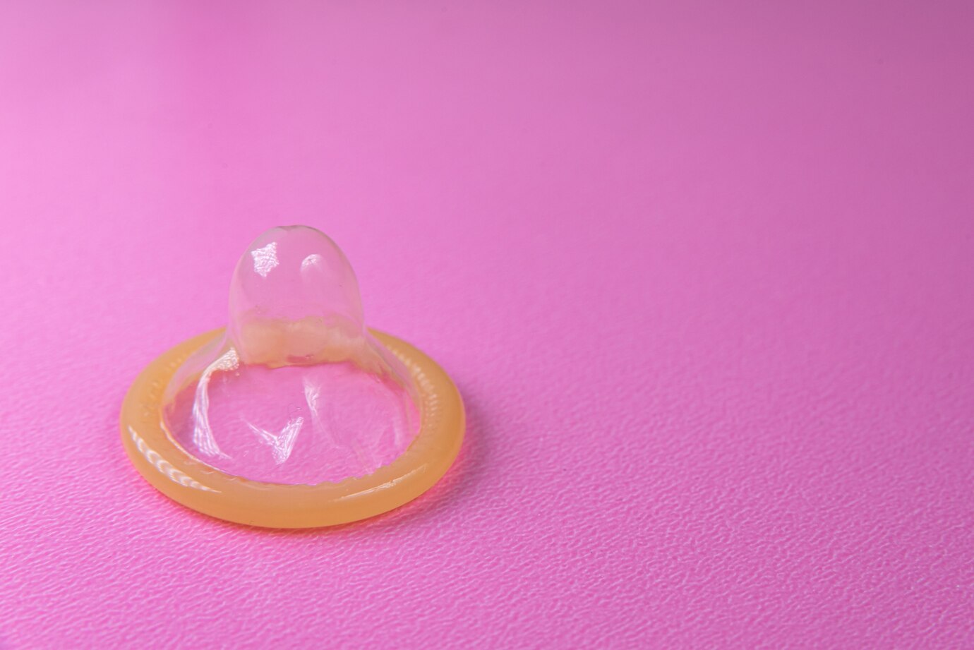 vybalený prezervativ